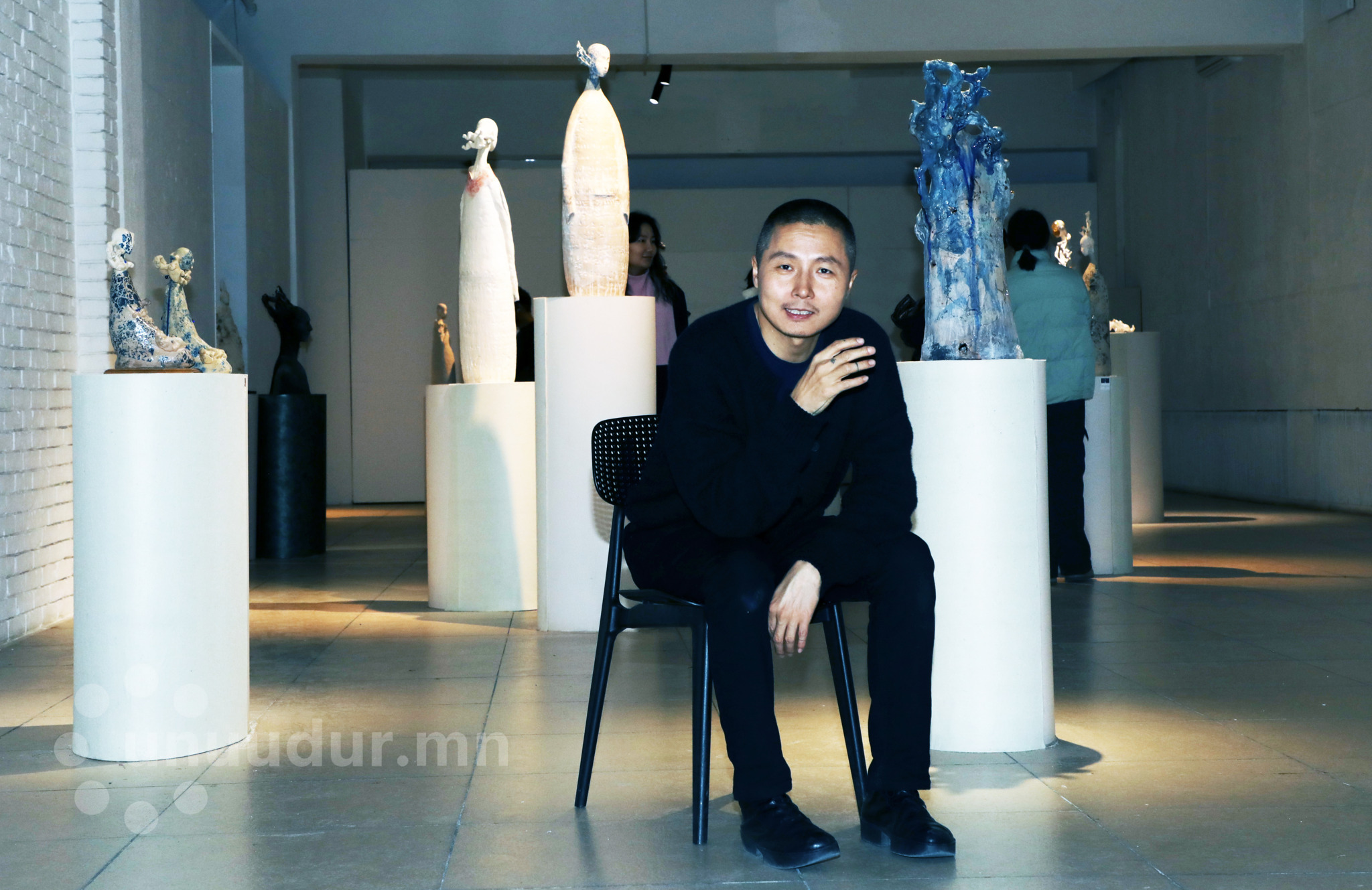 Н.СҮХБҮРЭН: Хар бол дотоод ертөнц рүүгээ өнгийхөд тусалдаг, хамгийн шударга, гэгээлэг өнгө